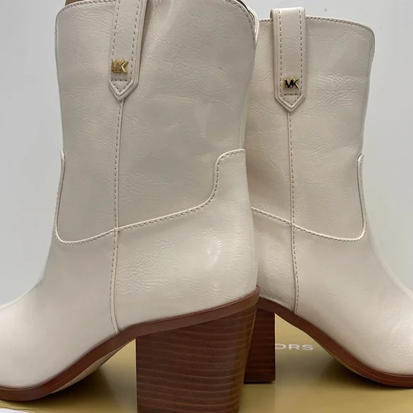 Michael Kors WAVERLY HEELED BOOTIE FAUX LEATHER
49F4WVME6L
LT CREAM - Picture 14 of 16